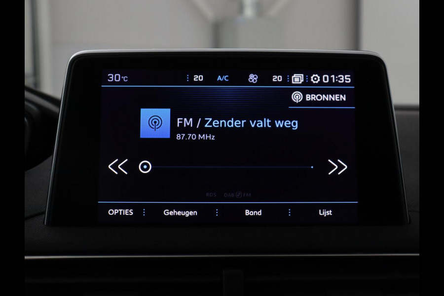 Peugeot 5008 1.2 PureTech Allure | 7p | Trekhaak | Carplay | Camera | Elektrische kofferbak | Cruise control | Navigatie | Stoelverwarming | LED | Sfeerverlichting | Automaat | Half leer