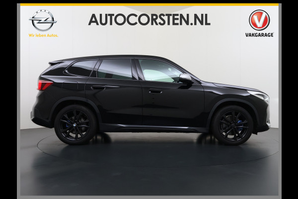 BMW iX1 xDrive30 313PK 4WD M-Pack Leer Harman/Kardon®-Audio Launch Edition SOH 100% Android Auto Apple Carplay Camera Adaptief onderstel AWD Live Cockpit Plus Privacy Glas Led Elek.Achterklep Lmv 19" Isofix DAB Origineel Nederlandse Auto