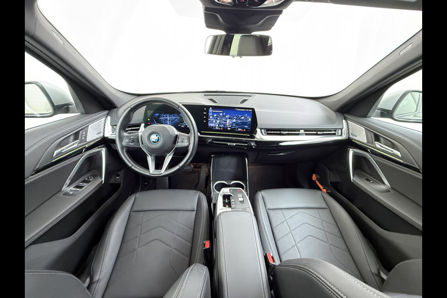 BMW iX1 xDrive30 313PK 4WD M-Pack Leer Harman/Kardon®-Audio Launch Edition SOH 100% Android Auto Apple Carplay Camera Adaptief onderstel AWD Live Cockpit Plus Privacy Glas Led Elek.Achterklep Lmv 19" Isofix DAB Origineel Nederlandse Auto