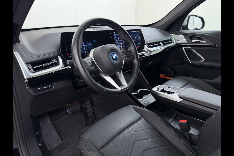 BMW iX1 xDrive30 313PK 4WD M-Pack Leer Harman/Kardon®-Audio Launch Edition SOH 100% Android Auto Apple Carplay Camera Adaptief onderstel AWD Live Cockpit Plus Privacy Glas Led Elek.Achterklep Lmv 19" Isofix DAB Origineel Nederlandse Auto