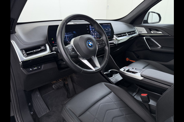 BMW iX1 xDrive30 313PK 4WD M-Pack Leer Harman/Kardon®-Audio Launch Edition SOH 100% Android Auto Apple Carplay Camera Adaptief onderstel AWD Live Cockpit Plus Privacy Glas Led Elek.Achterklep Lmv 19" Isofix DAB Origineel Nederlandse Auto