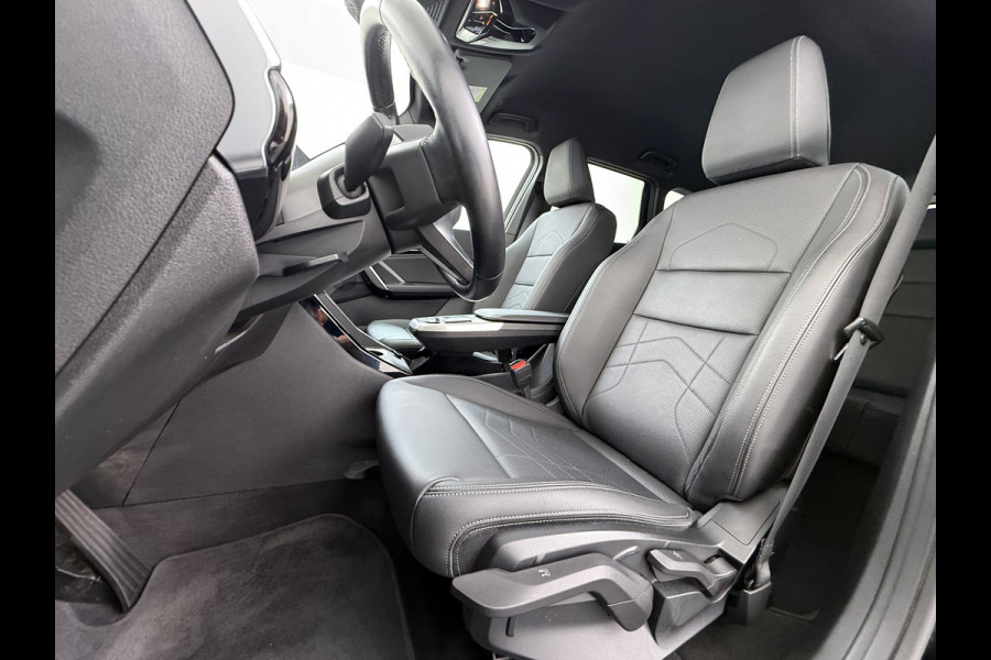 BMW iX1 xDrive30 313PK 4WD M-Pack Leer Harman/Kardon®-Audio Launch Edition SOH 100% Android Auto Apple Carplay Camera Adaptief onderstel AWD Live Cockpit Plus Privacy Glas Led Elek.Achterklep Lmv 19" Isofix DAB Origineel Nederlandse Auto