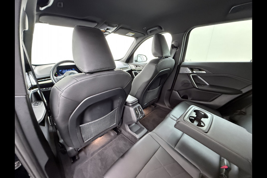 BMW iX1 xDrive30 313PK 4WD M-Pack Leer Harman/Kardon®-Audio Launch Edition SOH 100% Android Auto Apple Carplay Camera Adaptief onderstel AWD Live Cockpit Plus Privacy Glas Led Elek.Achterklep Lmv 19" Isofix DAB Origineel Nederlandse Auto