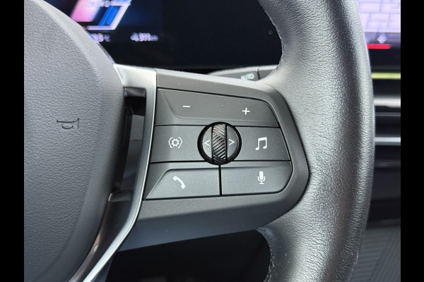 BMW iX1 xDrive30 313PK 4WD M-Pack Leer Harman/Kardon®-Audio Launch Edition SOH 100% Android Auto Apple Carplay Camera Adaptief onderstel AWD Live Cockpit Plus Privacy Glas Led Elek.Achterklep Lmv 19" Isofix DAB Origineel Nederlandse Auto