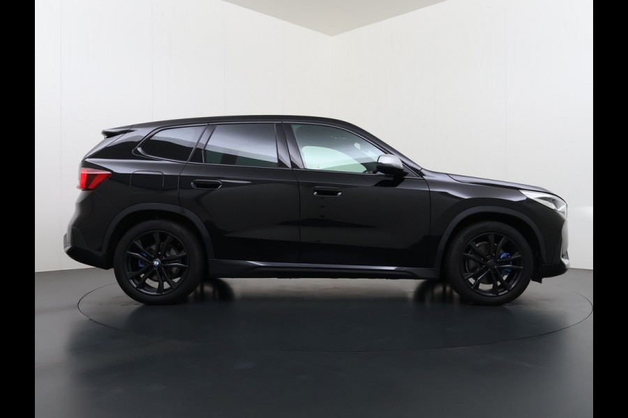 BMW iX1 xDrive30 313PK 4WD M-Pack Leer Harman/Kardon®-Audio Launch Edition SOH 100% Android Auto Apple Carplay Camera Adaptief onderstel AWD Live Cockpit Plus Privacy Glas Led Elek.Achterklep Lmv 19" Isofix DAB Origineel Nederlandse Auto