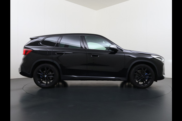 BMW iX1 xDrive30 313PK 4WD M-Pack Leer Harman/Kardon®-Audio Launch Edition SOH 100% Android Auto Apple Carplay Camera Adaptief onderstel AWD Live Cockpit Plus Privacy Glas Led Elek.Achterklep Lmv 19" Isofix DAB Origineel Nederlandse Auto