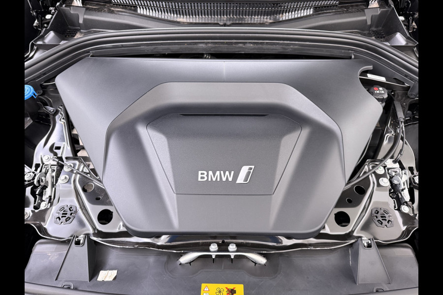 BMW iX1 xDrive30 313PK 4WD M-Pack Leer Harman/Kardon®-Audio Launch Edition SOH 100% Android Auto Apple Carplay Camera Adaptief onderstel AWD Live Cockpit Plus Privacy Glas Led Elek.Achterklep Lmv 19" Isofix DAB Origineel Nederlandse Auto