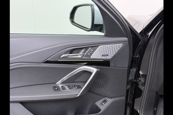 BMW iX1 xDrive30 313PK 4WD M-Pack Leer Harman/Kardon®-Audio Launch Edition SOH 100% Android Auto Apple Carplay Camera Adaptief onderstel AWD Live Cockpit Plus Privacy Glas Led Elek.Achterklep Lmv 19" Isofix DAB Origineel Nederlandse Auto