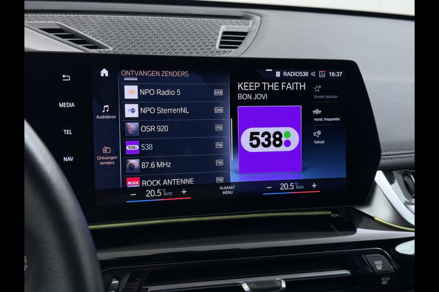 BMW iX1 xDrive30 313PK 4WD M-Pack Leer Harman/Kardon®-Audio Launch Edition SOH 100% Android Auto Apple Carplay Camera Adaptief onderstel AWD Live Cockpit Plus Privacy Glas Led Elek.Achterklep Lmv 19" Isofix DAB Origineel Nederlandse Auto