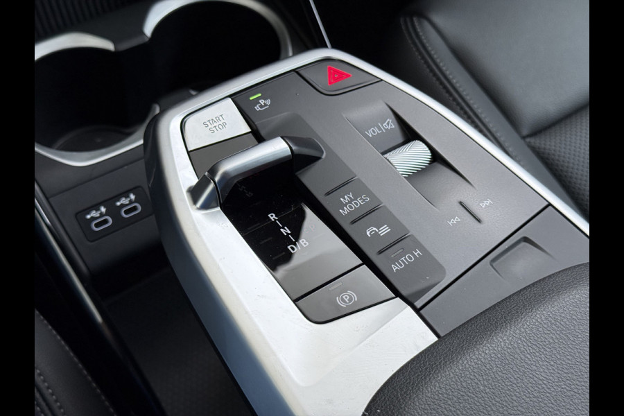BMW iX1 xDrive30 313PK 4WD M-Pack Leer Harman/Kardon®-Audio Launch Edition SOH 100% Android Auto Apple Carplay Camera Adaptief onderstel AWD Live Cockpit Plus Privacy Glas Led Elek.Achterklep Lmv 19" Isofix DAB Origineel Nederlandse Auto