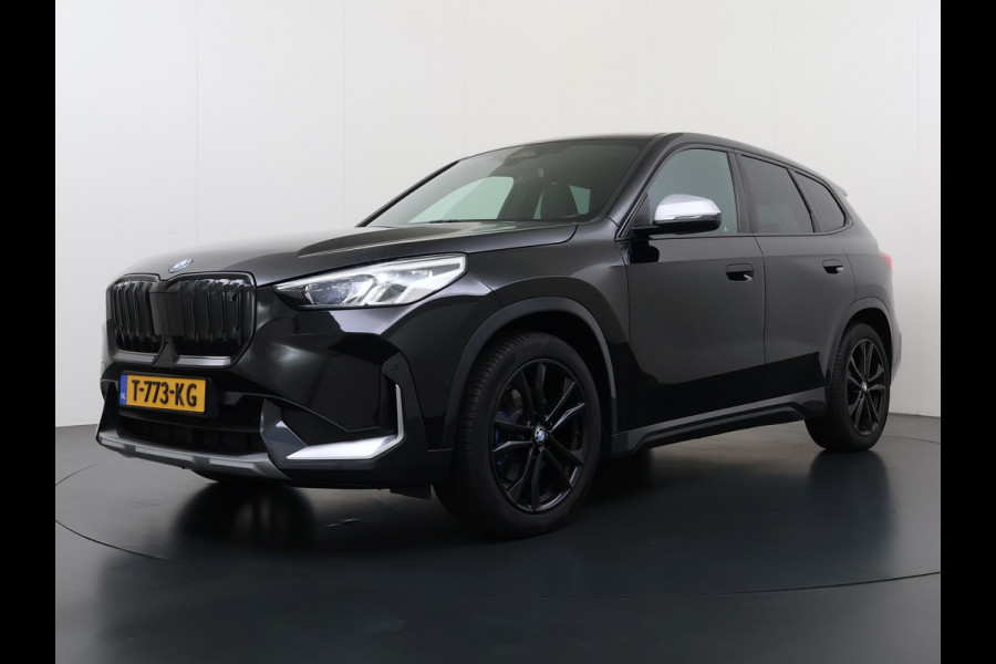 BMW iX1 xDrive30 313PK 4WD M-Pack Leer Harman/Kardon®-Audio Launch Edition SOH 100% Android Auto Apple Carplay Camera Adaptief onderstel AWD Live Cockpit Plus Privacy Glas Led Elek.Achterklep Lmv 19" Isofix DAB Origineel Nederlandse Auto