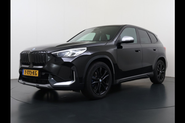 BMW iX1 xDrive30 313PK 4WD M-Pack Leer Harman/Kardon®-Audio Launch Edition SOH 100% Android Auto Apple Carplay Camera Adaptief onderstel AWD Live Cockpit Plus Privacy Glas Led Elek.Achterklep Lmv 19" Isofix DAB Origineel Nederlandse Auto