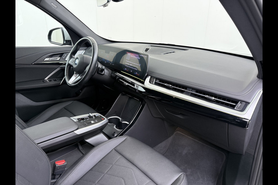 BMW iX1 xDrive30 313PK 4WD M-Pack Leer Harman/Kardon®-Audio Launch Edition SOH 100% Android Auto Apple Carplay Camera Adaptief onderstel AWD Live Cockpit Plus Privacy Glas Led Elek.Achterklep Lmv 19" Isofix DAB Origineel Nederlandse Auto