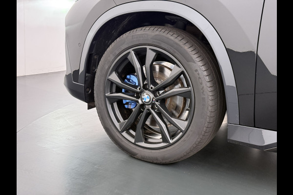 BMW iX1 xDrive30 313PK 4WD M-Pack Leer Harman/Kardon®-Audio Launch Edition SOH 100% Android Auto Apple Carplay Camera Adaptief onderstel AWD Live Cockpit Plus Privacy Glas Led Elek.Achterklep Lmv 19" Isofix DAB Origineel Nederlandse Auto