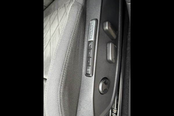 Volkswagen Golf 1.4 eHybrid Style / 204 PK / Camera / Comfort-Winter-Multimedia PAKKET / NAVI / 1e Eigenaar / NED-Golf