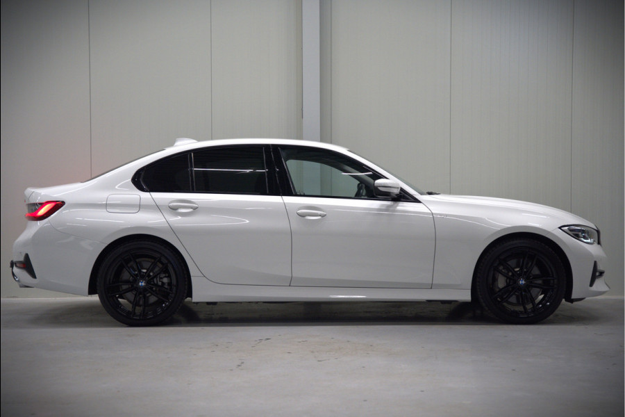 BMW 3-serie 330e eDrive Edition High Executive | Stoelverwarming | Navigatie | Apple Carplay | Parkeersensoren | Keyless | Cruise Control | LED | Leer | Trekhaak | Climate Control | SOH 89%