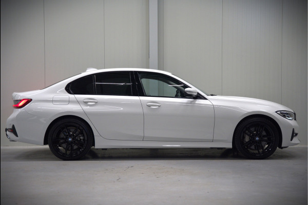 BMW 3-serie 330e eDrive Edition High Executive | Stoelverwarming | Navigatie | Apple Carplay | Parkeersensoren | Keyless | Cruise Control | LED | Leer | Trekhaak | Climate Control | SOH 89%