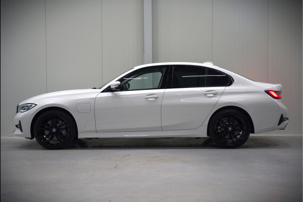 BMW 3-serie 330e eDrive Edition High Executive | Stoelverwarming | Navigatie | Apple Carplay | Parkeersensoren | Keyless | Cruise Control | LED | Leer | Trekhaak | Climate Control | SOH 89%