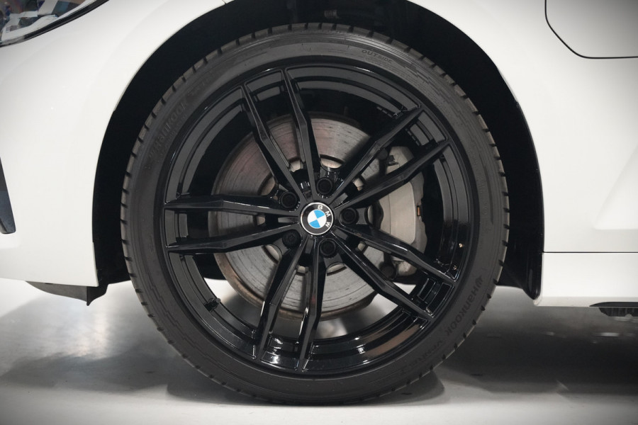 BMW 3-serie 330e eDrive Edition High Executive | Stoelverwarming | Navigatie | Apple Carplay | Parkeersensoren | Keyless | Cruise Control | LED | Leer | Trekhaak | Climate Control | SOH 89%