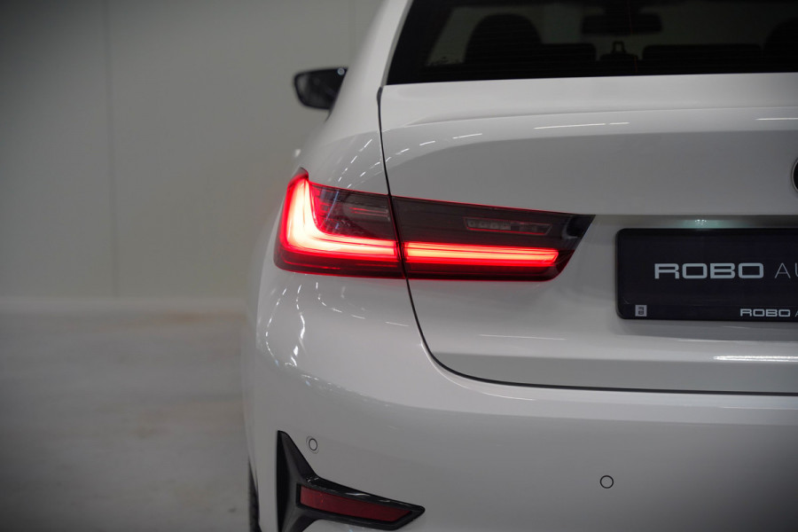 BMW 3-serie 330e eDrive Edition High Executive | Stoelverwarming | Navigatie | Apple Carplay | Parkeersensoren | Keyless | Cruise Control | LED | Leer | Trekhaak | Climate Control | SOH 89%