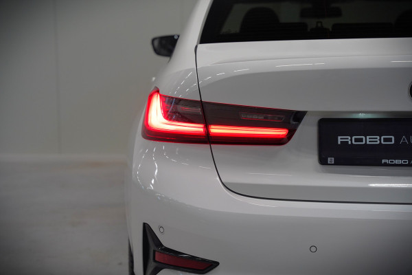 BMW 3-serie 330e eDrive Edition High Executive | Stoelverwarming | Navigatie | Apple Carplay | Parkeersensoren | Keyless | Cruise Control | LED | Leer | Trekhaak | Climate Control | SOH 89%