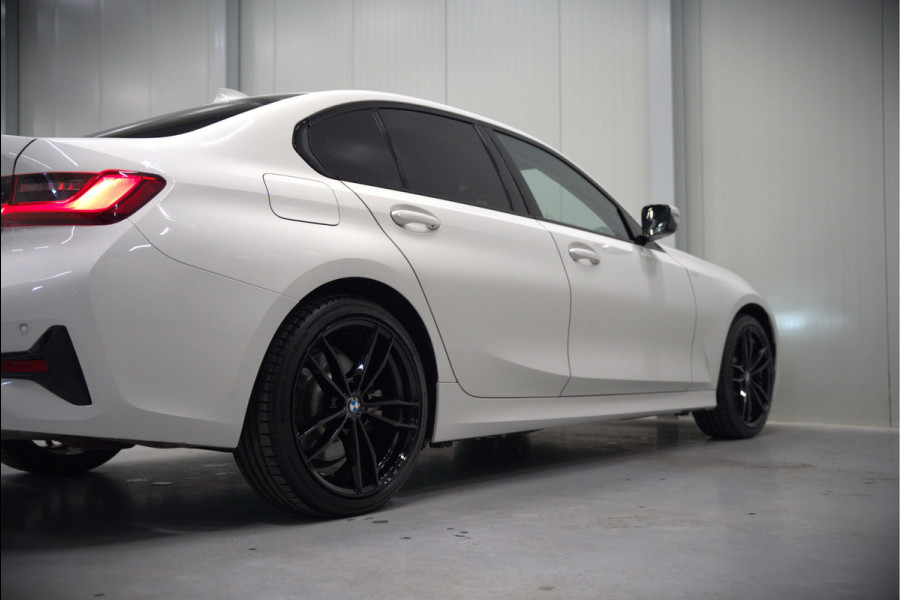 BMW 3-serie 330e eDrive Edition High Executive | Stoelverwarming | Navigatie | Apple Carplay | Parkeersensoren | Keyless | Cruise Control | LED | Leer | Trekhaak | Climate Control | SOH 89%