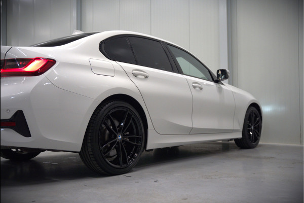 BMW 3-serie 330e eDrive Edition High Executive | Stoelverwarming | Navigatie | Apple Carplay | Parkeersensoren | Keyless | Cruise Control | LED | Leer | Trekhaak | Climate Control | SOH 89%