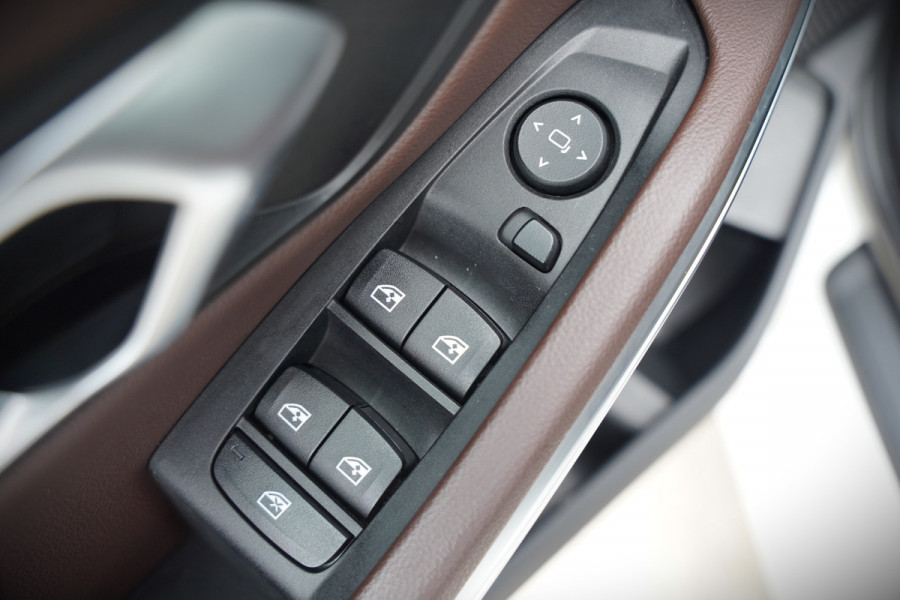 BMW 3-serie 330e eDrive Edition High Executive | Stoelverwarming | Navigatie | Apple Carplay | Parkeersensoren | Keyless | Cruise Control | LED | Leer | Trekhaak | Climate Control | SOH 89%