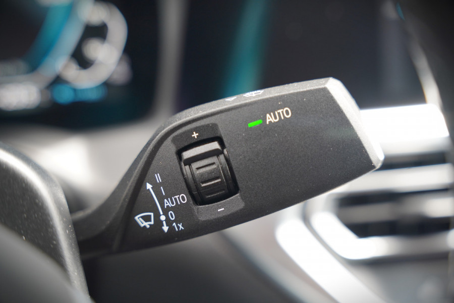 BMW 3-serie 330e eDrive Edition High Executive | Stoelverwarming | Navigatie | Apple Carplay | Parkeersensoren | Keyless | Cruise Control | LED | Leer | Trekhaak | Climate Control | SOH 89%