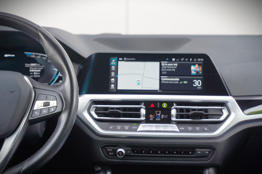 BMW 3-serie 330e eDrive Edition High Executive | Stoelverwarming | Navigatie | Apple Carplay | Parkeersensoren | Keyless | Cruise Control | LED | Leer | Trekhaak | Climate Control | SOH 89%