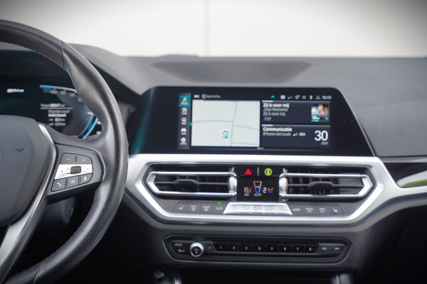 BMW 3-serie 330e eDrive Edition High Executive | Stoelverwarming | Navigatie | Apple Carplay | Parkeersensoren | Keyless | Cruise Control | LED | Leer | Trekhaak | Climate Control | SOH 89%