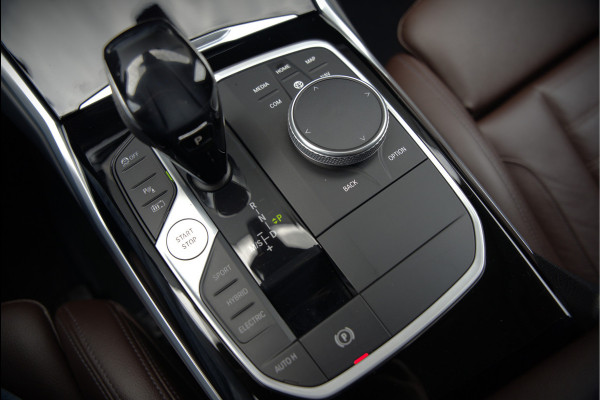 BMW 3-serie 330e eDrive Edition High Executive | Stoelverwarming | Navigatie | Apple Carplay | Parkeersensoren | Keyless | Cruise Control | LED | Leer | Trekhaak | Climate Control | SOH 89%
