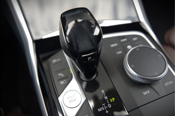 BMW 3-serie 330e eDrive Edition High Executive | Stoelverwarming | Navigatie | Apple Carplay | Parkeersensoren | Keyless | Cruise Control | LED | Leer | Trekhaak | Climate Control | SOH 89%