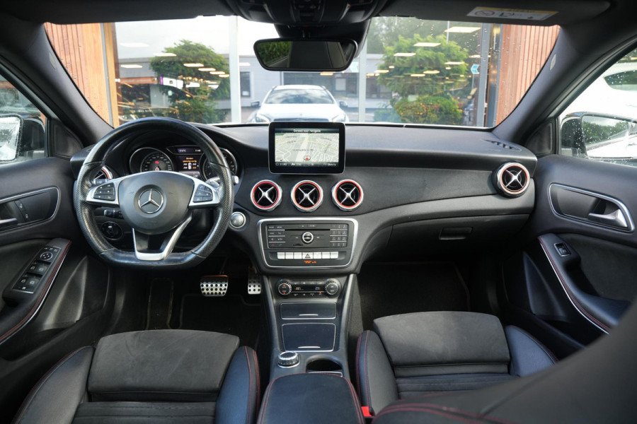 Mercedes-Benz GLA 200 Premium Plus AMG Panoramadak Carplay Leer/Alcantara Cruise Clima