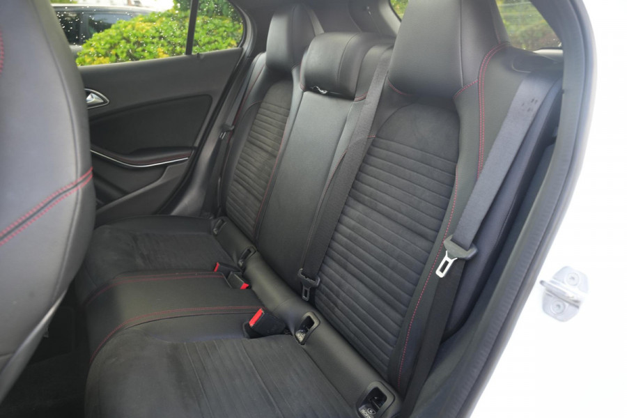Mercedes-Benz GLA 200 Premium Plus AMG Panoramadak Carplay Leer/Alcantara Cruise Clima