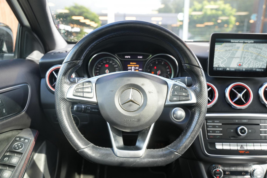 Mercedes-Benz GLA 200 Premium Plus AMG Panoramadak Carplay Leer/Alcantara Cruise Clima