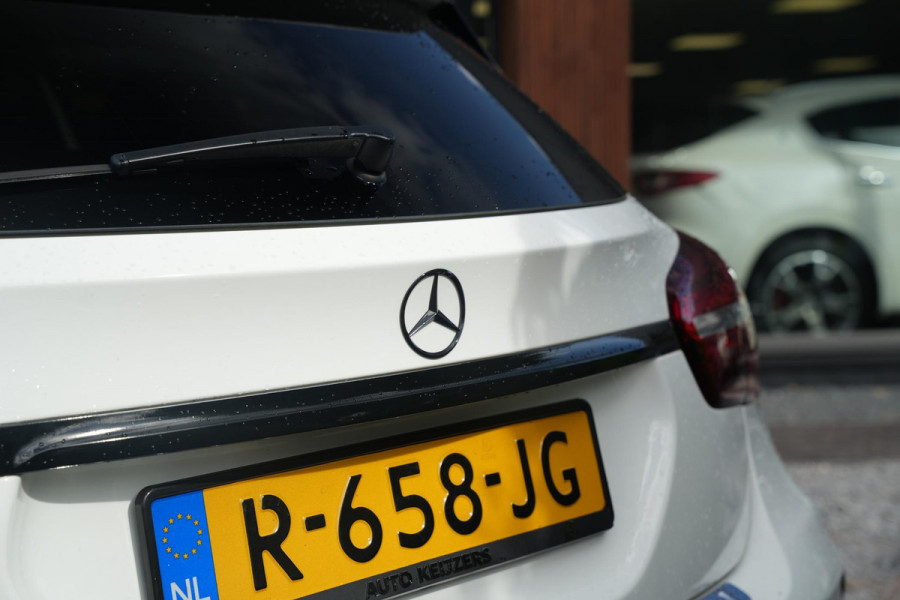Mercedes-Benz GLA 200 Premium Plus AMG Panoramadak Carplay Leer/Alcantara Cruise Clima