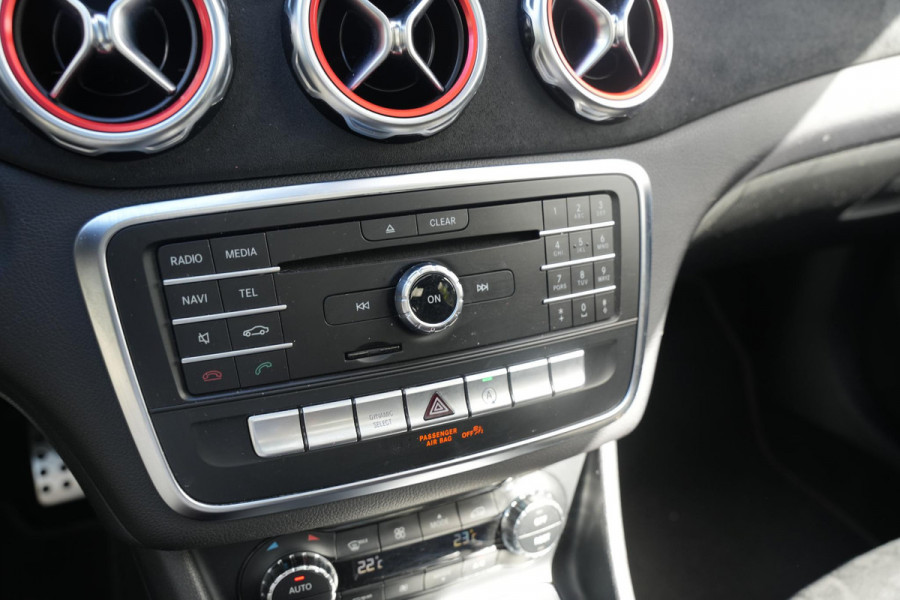 Mercedes-Benz GLA 200 Premium Plus AMG Panoramadak Carplay Leer/Alcantara Cruise Clima