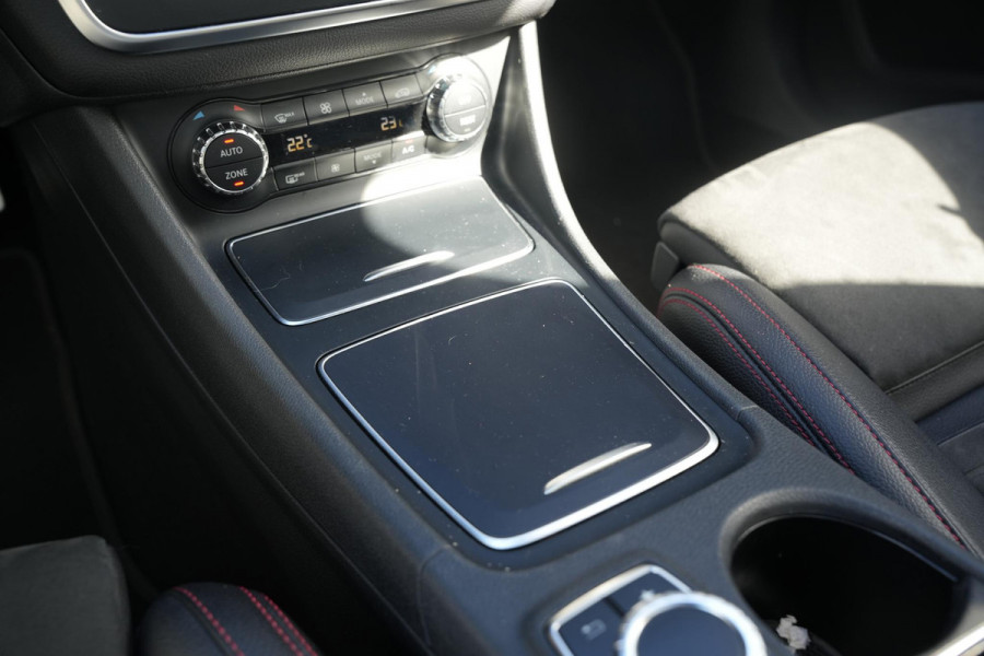 Mercedes-Benz GLA 200 Premium Plus AMG Panoramadak Carplay Leer/Alcantara Cruise Clima