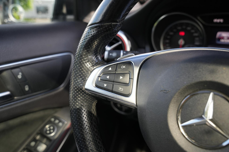 Mercedes-Benz GLA 200 Premium Plus AMG Panoramadak Carplay Leer/Alcantara Cruise Clima