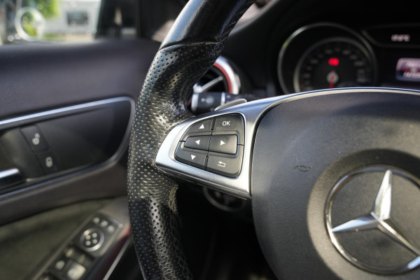Mercedes-Benz GLA 200 Premium Plus AMG Panoramadak Carplay Leer/Alcantara Cruise Clima
