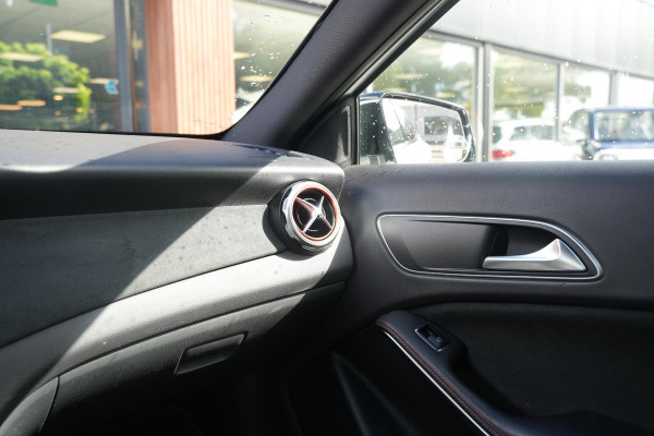 Mercedes-Benz GLA 200 Premium Plus AMG Panoramadak Carplay Leer/Alcantara Cruise Clima