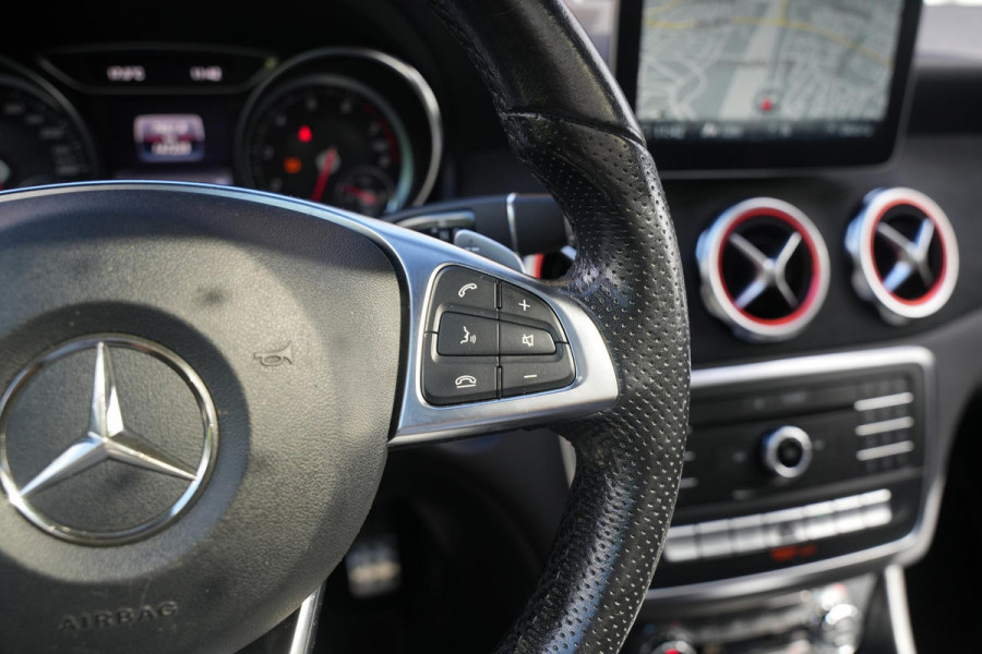 Mercedes-Benz GLA 200 Premium Plus AMG Panoramadak Carplay Leer/Alcantara Cruise Clima