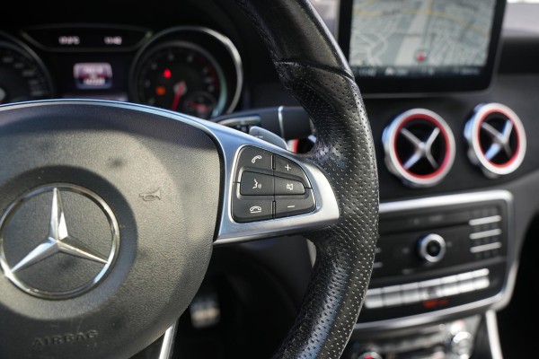 Mercedes-Benz GLA 200 Premium Plus AMG Panoramadak Carplay Leer/Alcantara Cruise Clima