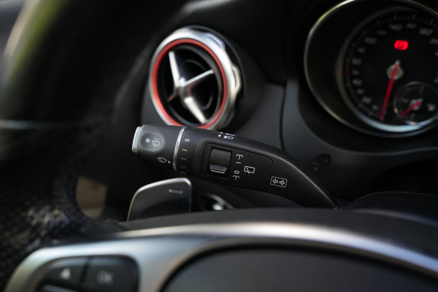 Mercedes-Benz GLA 200 Premium Plus AMG Panoramadak Carplay Leer/Alcantara Cruise Clima