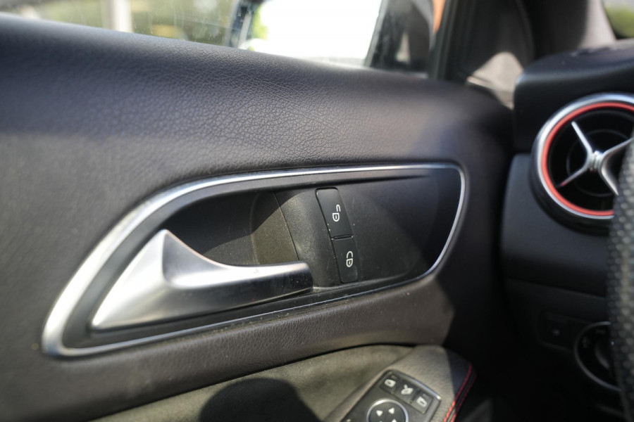 Mercedes-Benz GLA 200 Premium Plus AMG Panoramadak Carplay Leer/Alcantara Cruise Clima