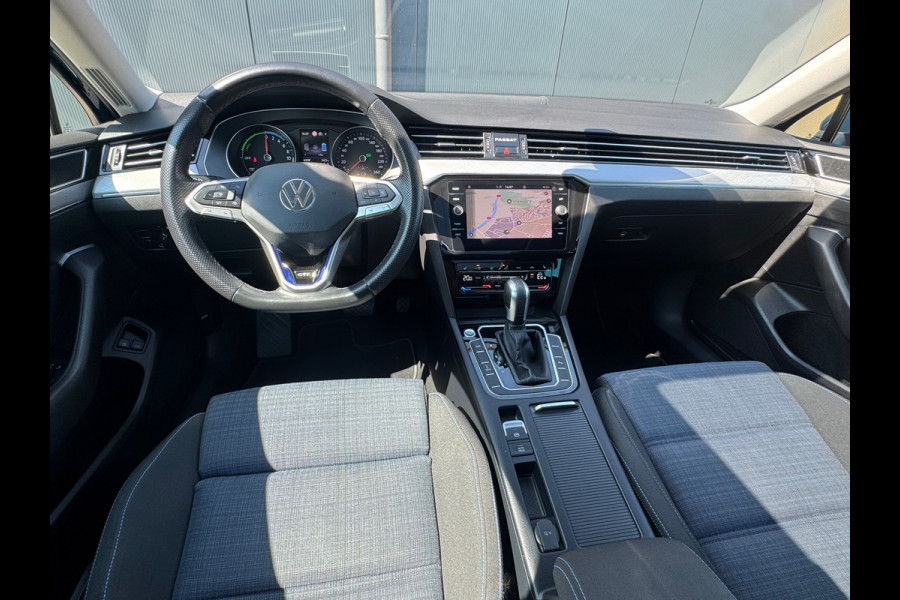 Volkswagen Passat 1.4 TSI PHEV * Panoramadak * Headup display * Dealer onderhouden *