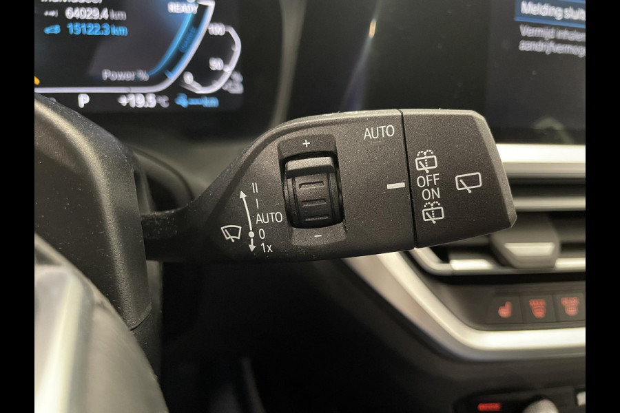BMW 3 Serie Touring 330e Touring SportLine PHEV 292 PK AUT Navi Carplay Camera Achter PDC V+A Winterpack Sport Stoelen Active Protection Ambiance Licht
