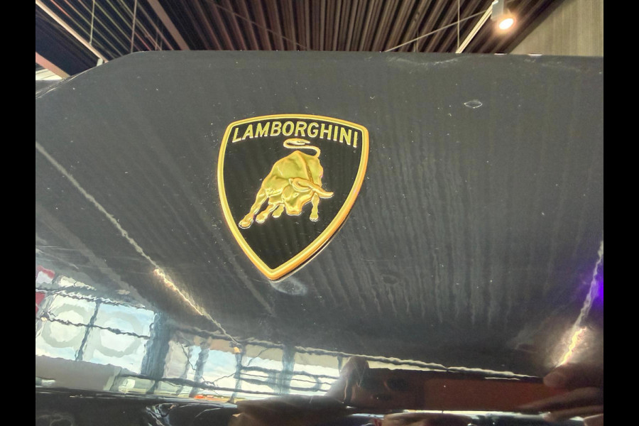 Lamborghini Urus 4.0 V8 Hybrid SE /Akra/Pano/B&O