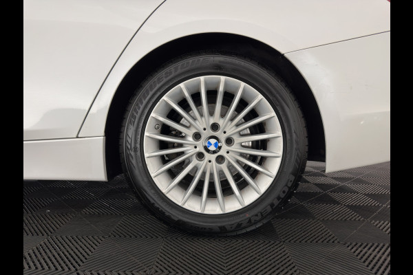 BMW 3 Serie Touring 318i Luxury Edition (INCL-BTW) Aut. *PANO | LEATHER | FULL-LED | HEATED-SPORTSEATS | DIGI-COCKPIT | NAVI-FULLMAP | ECC | PDC | CRUISE | TOWBAR | 17''ALU*